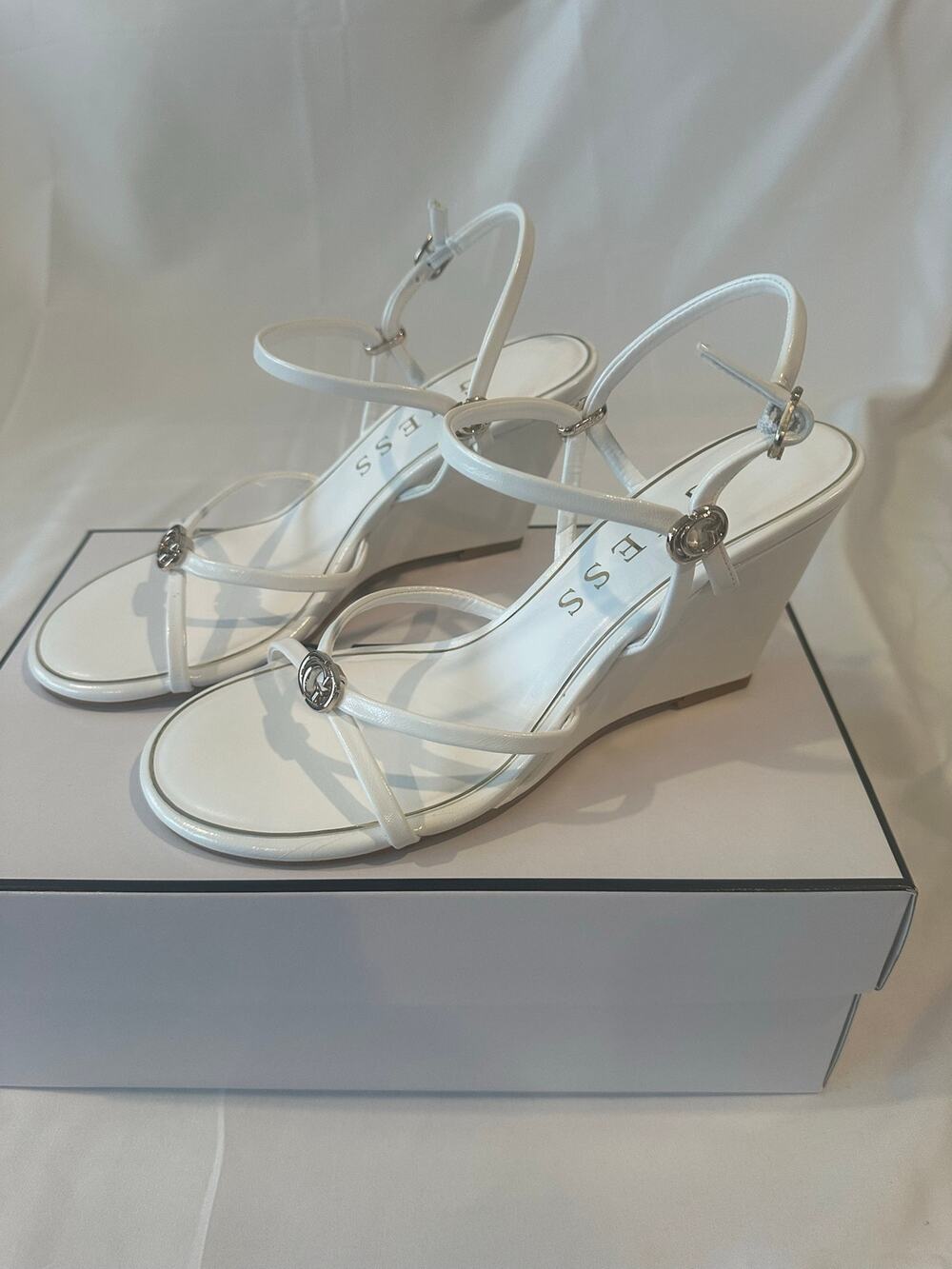 NIB Guess Women's White Devve Strappy"G"Logo Patent Wedge HeelSandals Size 7.5M]